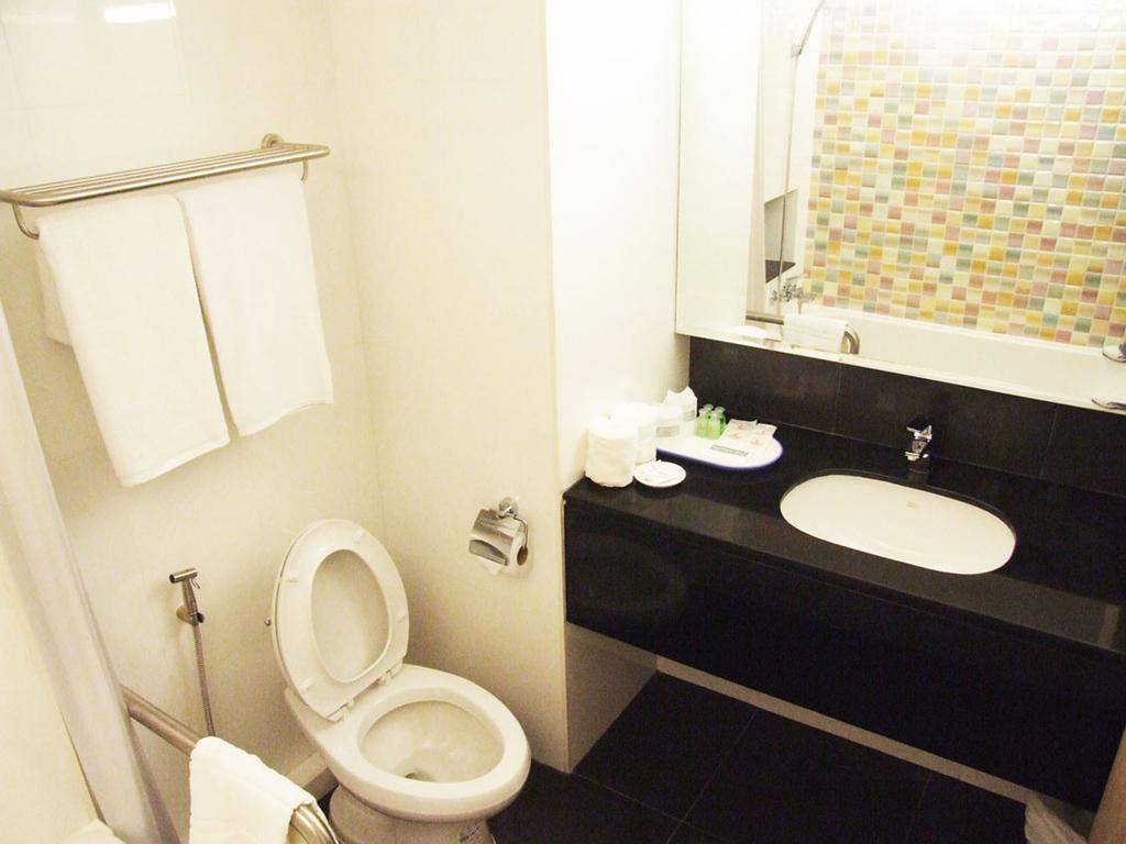 Grand Tower Inn Sathorn Hotel Bangkok Luaran gambar